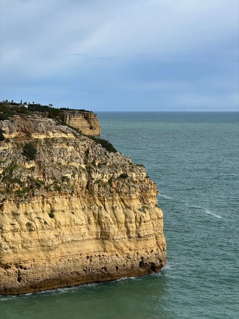 Falésias da costa algarvia sobre o mar