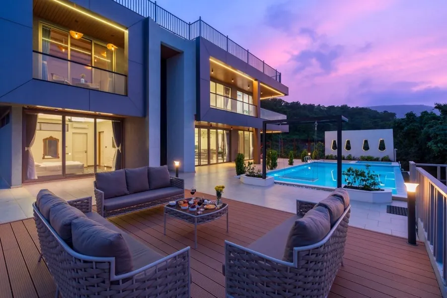 Terraço com piscina ao pôr do sol